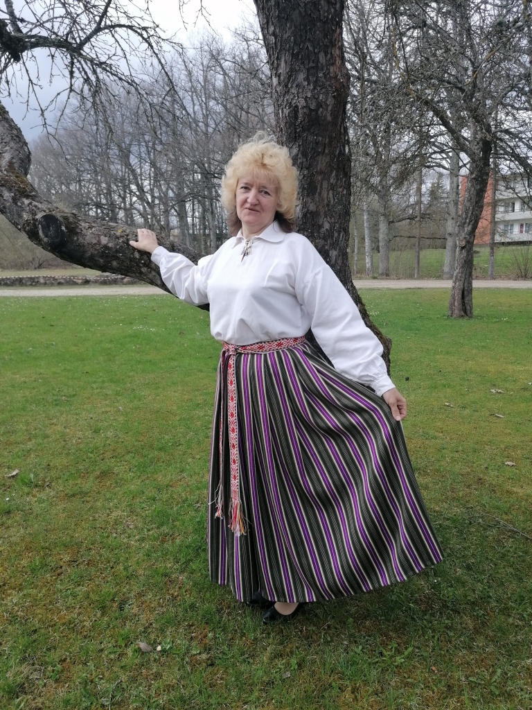 4.maijā jau otro gadu visā Latvijā notiks arī virtuālais tautas tērpu gājiens, kur ar tapušo svētku video simboliski piedalīsies arī mūsu novads. Savu pirmo iznācienu piedzīvos Daukstu pagasta jaunrades brunči, kuros, kā stāsta Aija Auzāne, ieaustas septiņas simboliskas krāsas: zaļā, dzeltenā, melnā, baltā, pelēkā, sarkanā, violetā.
Autors: no personiskā arhīva