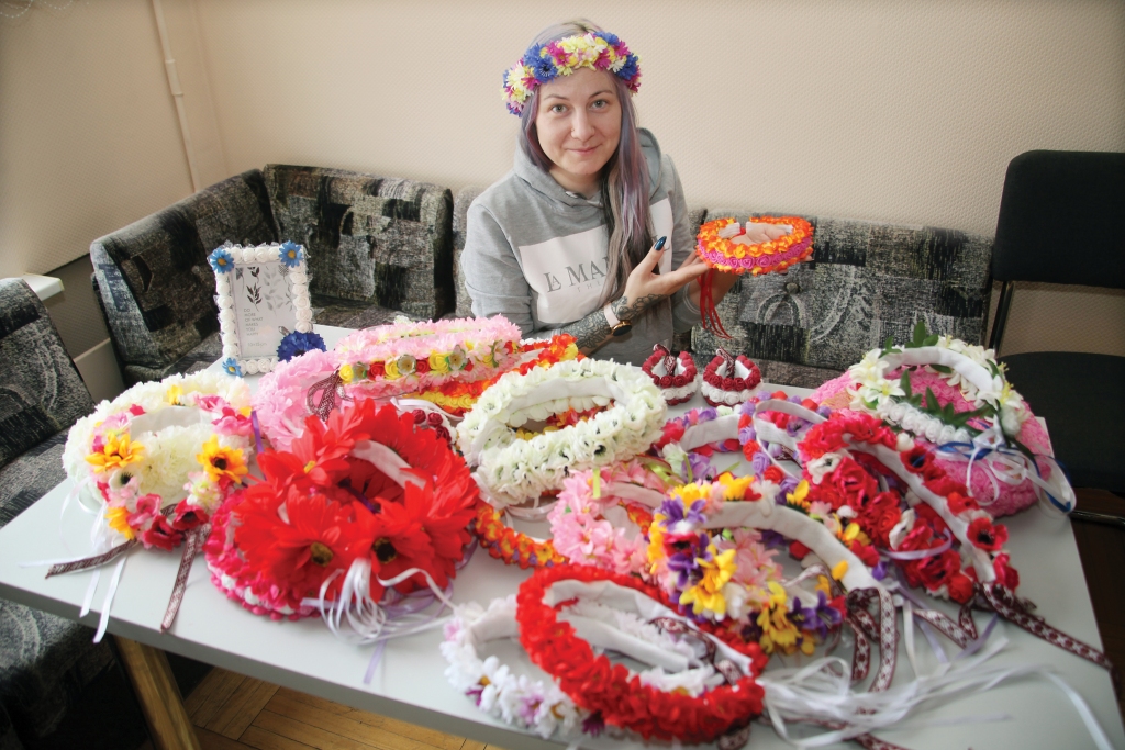 Te redzama tikai neliela daļa no ziedu rotām, ko darinājusi Baiba Lesiņa. “Ir skaisti, ja meitenes pucējas!” saka Baiba.
Autors: Gatis Bogdanovs