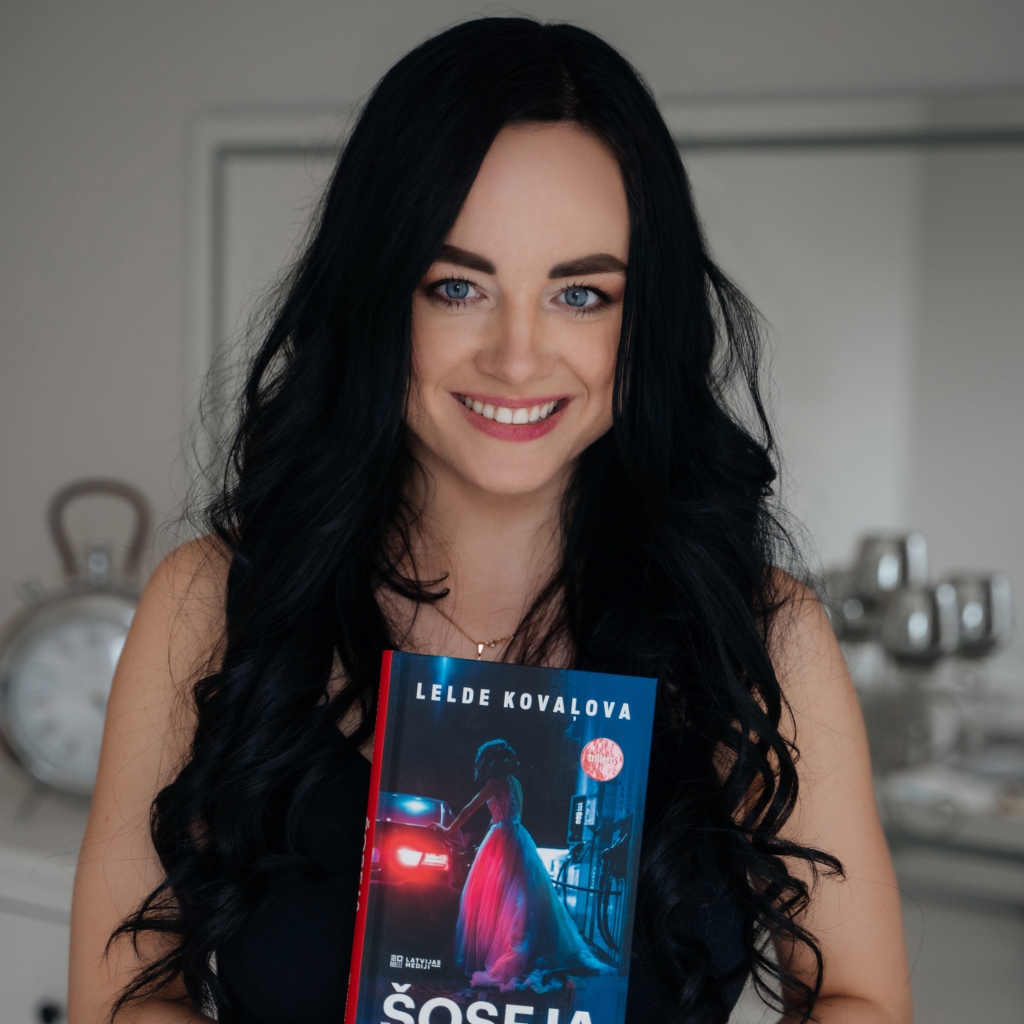 ““Šoseja” – romāns, kurā pieskaros tēmai par skarbo statistiku Latvijā par dzērājšoferiem, kuri izraisa nāvējošas avārijas. Lielākais gandarījums bija par to, ka lasītāji rakstīja, ka pēc romāna izlasīšanas vēl ilgstoši domājuši par manu vēstījumu,” uzsver Lelde.