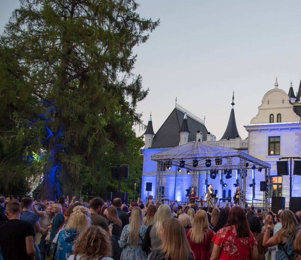 Projekts “Četras skanīgas pieturas” saņēmis visvairāk skatītāju balsis - 670. Tā mērķis ir īstenot četrus grupas “Tranzīts” koncertus un grupas unikālo deju soļu meistarklases Gulbenē, Lejasciemā, Madonā un Smiltenē..
Autors: Jānis Pastars