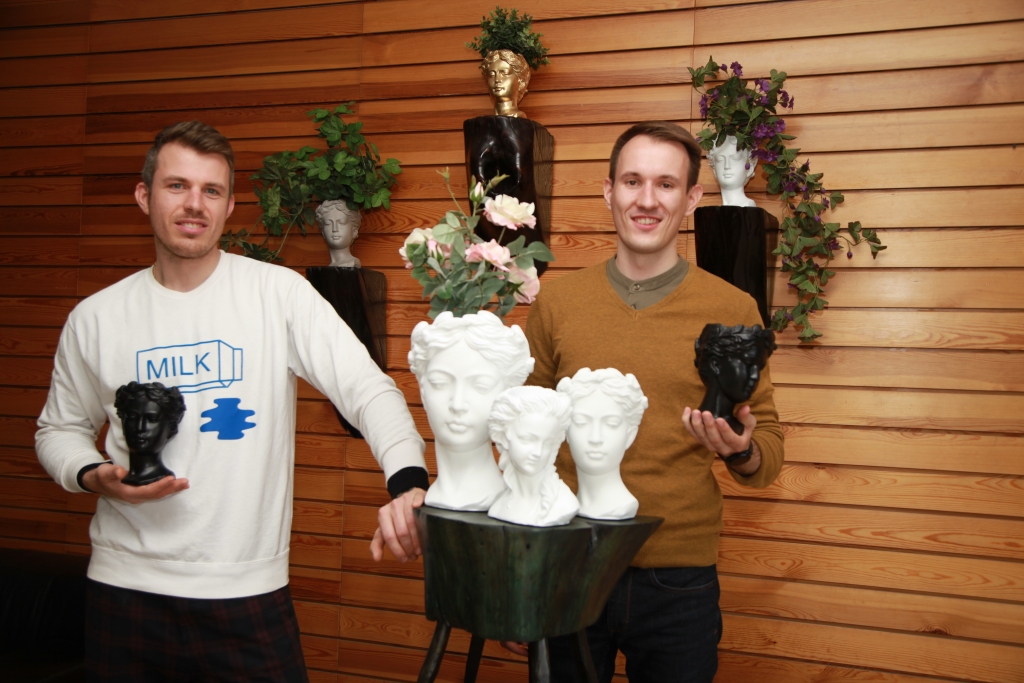 Brāļi Roberts un Edvards Šuļjas dzimuši, auguši un skolojušies Lizumā. Pēc tam abiem dzīves ceļš aizvijies uz Rīgu, bet tagad Covid-19 pandēmijas laiks abus atvedis atpakaļ uz dzimto pusi, un pavisam dabīgi izvērtusies darbošanās Gulbenē. Brāļi rada ļoti glītus puķu podus. Tie ir neierasti, bet gaumīgi betona dizaina elementi, kas ienes mājā vai ārā pie mājas elegantus akcentus. Šie puķu podi ne tikai lieliski papildina dažādus interjerus, piešķirot tiem jaunu elpu, bet ir arī lieliska dāvana svētkos, piemēram, Mātes dienā.
Autors: Gatis Bogdanovs