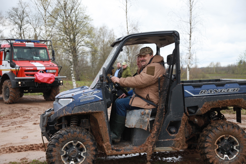 Kvadricikli būtiski atvieglos meža ugunsgrēku dzēsēju darbu gadījumos, kur ir paaugstināti bezceļa apstākļi.  
Autors: Gatis Bogdanovs