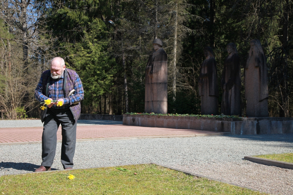 Svētdien, 9.maijā, rīta pusē Gulbenes Brāļu kapos bija mazāk apmeklētāju, bet dienas vidū plūsma palielinājās.
Autors: Gatis Bogdanovs