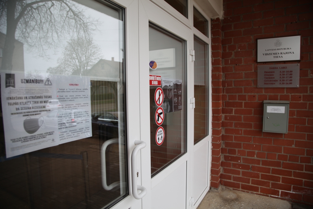 Stingri Covid-19 ierobežošanas noteikumi. Vidzemes rajona tiesā Gulbenē, kā novēroja “Dzirkstele”, seko līdzi gan ienākušo cilvēku skaitam un identitātei, gan savstarpējās distances ievērošanai un telpu vēdināšanai tiesu procesu starplaikos. 
Autors: Gatis Bogdanovs