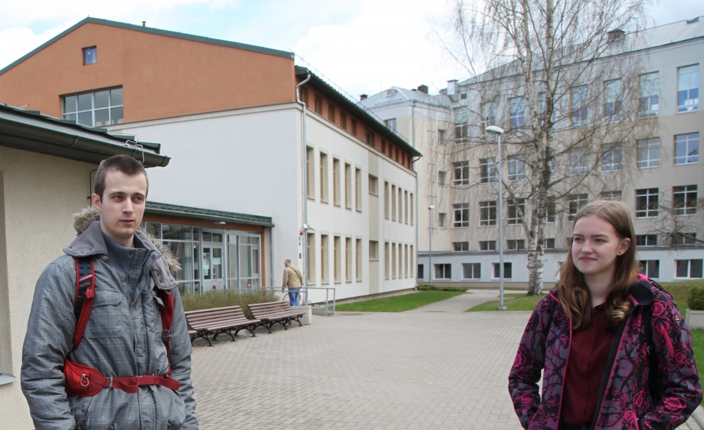 Gulbenes novada vidusskolas 12.klases skolēni Evita Gusāre un Linards Reinis Rozītis atzīst, ka neliels satraukums pirms eksāmeniem ir, bet viņi svarīgajiem pārbaudes darbiem ir gatavi.

Autors: Gatis Bogdanovs