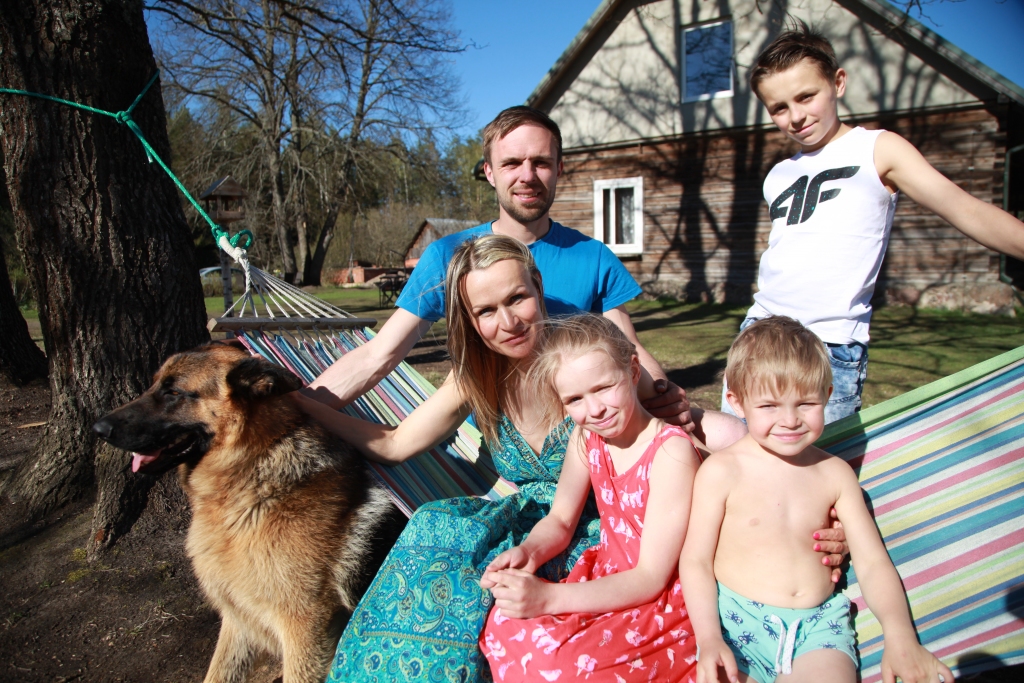 Ineses un Mārtiņa Mozgu sirdī ir vieta ne tikai pašu bērniem – Robertam (12 gadi), Luīzei (8 gadi) un Eduardam (4 gadi). Viņi, iegūstot viesģimenes statusu, nu ir arī gatavi savā ģimenē uzņemt bērnus, kuri ikdienu pavada, nezinot, ko īsti nozīmē būt ģimenē. “Kad es augu, mūsu mājās mamma regulāri uzņēma bērnus no bērnunama. Arī mēs ar vīru gribam ļaut savā ģimenē būt šādiem bērniem,” sirsnīgi atzīst Inese. Lejasciema simtgadīgajās mājās “Kadiķīši” nu dzīvojošā Mozgu ģimene vien pirms gada spērusi daudziem šķietami tik drosmīgo soli un no pašu celtās, mūsdienīgās mājas Mārupē pārcēlusies uz Gulbenes novadu. Viņi saka: “Mēs dzīvē materiālo nevērtējam augstāk par visu.”
Autors: Gatis Bogdanovs