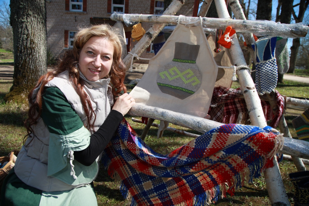 Aiju Dzērvi jau no laika gala ir interesējuši rokdarbi. “Jā, arī manas vecmammas bija rokdarbnieces, un tas ir gājis no paaudzes paaudzē. Vienkārši patīk,” saka Aija.
Autors: Gatis Bogdanovs