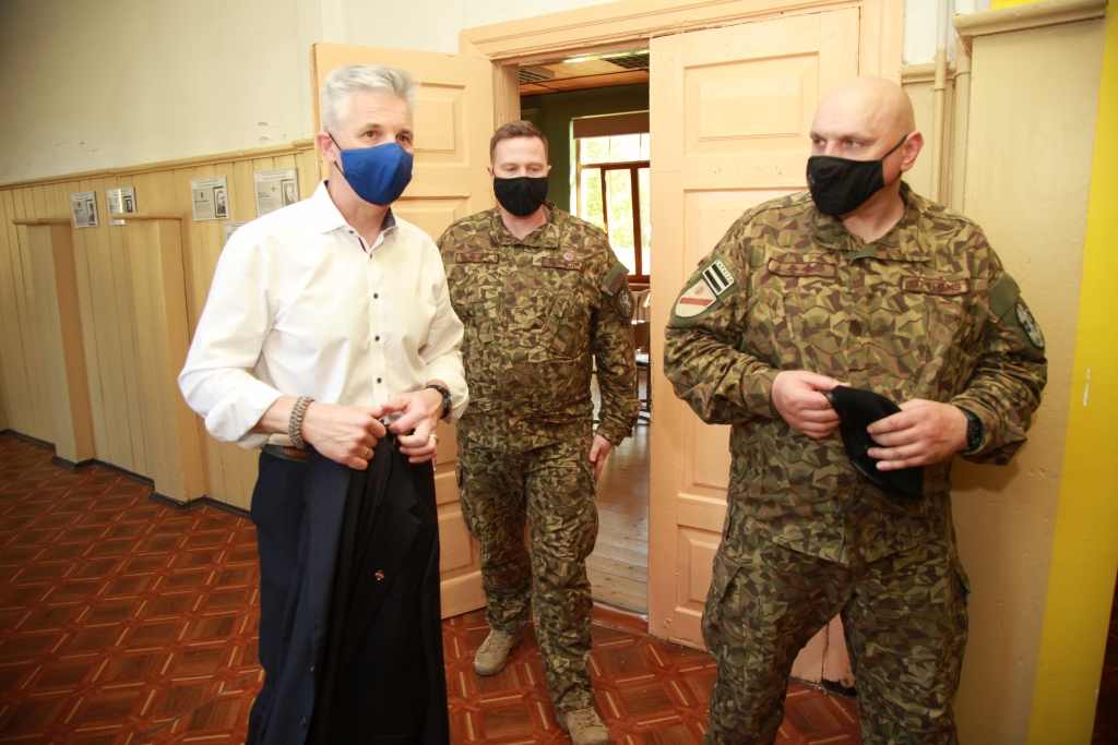 Visvalža Lāča vārdā nosaukto mācību klasi apmeklēja ar aizsardzības ministrs Artis Pabriks (attēlā pa kreisi), vidū Zemessardzes 2.Vidzemes brigādes štāba priekšnieks pulkvežleitnants Roberts Innus un 25.kājnieku bataljona komandieris pulkvežleitnants Ģirts Pintāns. 
Autors: Gatis Bogdanovs