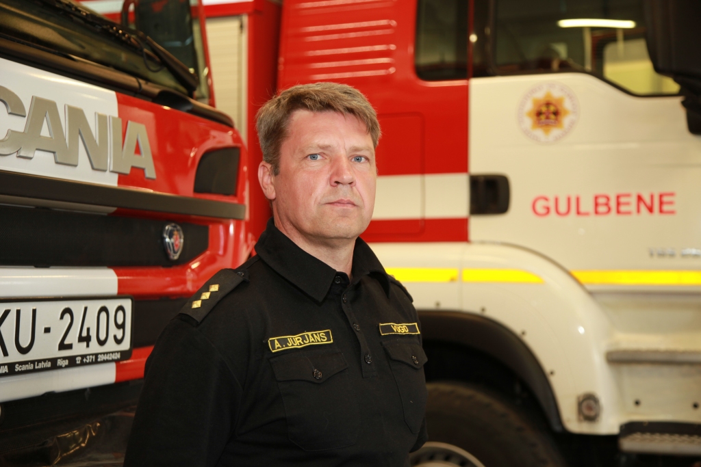 Par priekšzīmīgu dienesta pienākumu pildīšanu, teicamiem darba rezultātiem un sasniegumiem dienesta  pienākumu pildīšanas laikā, kā arī sakarā ar Latvijas Ugunsdzēsības 156.gadadienu VUGD II pakāpes apbalvojuma zīmi “Par priekšzīmīgu dienestu” saņems Gulbenes daļas vada komandieris virsleitnants Aigars Jurjāns.
Autors: Gatis Bogdanovs