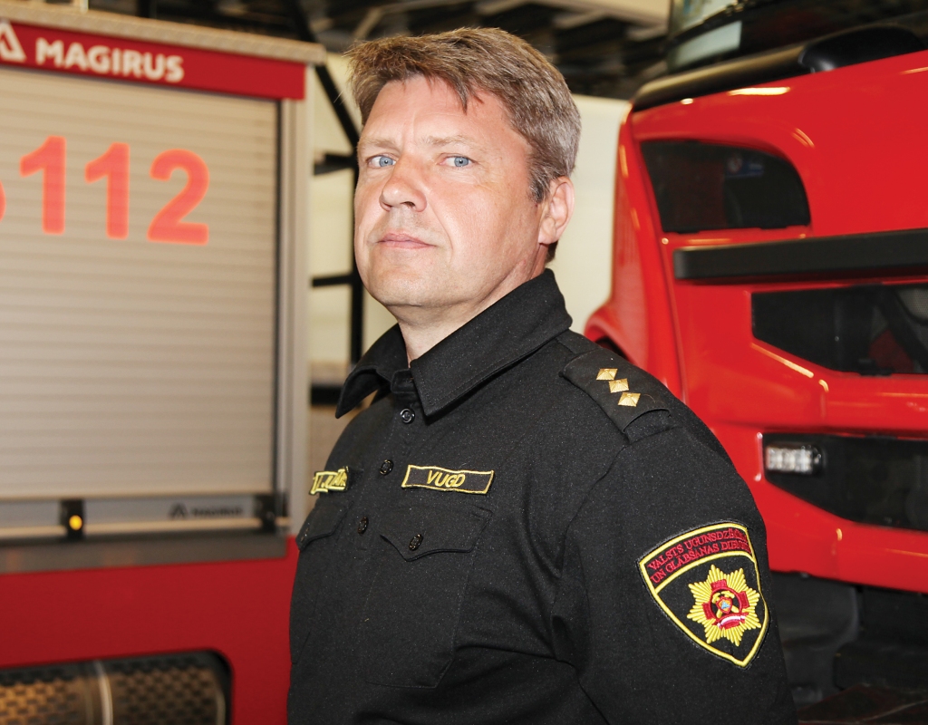 Ar labi padarīta darba sajūtu. Aigars Jurjāns pavisam drīz savas darba gaitas Valsts ugunsdzēsības un glābšanas dienesta Vidzemes reģiona Gulbenes daļā noslēgs un dosies pelnītā atpūtā. Palikušas vairs tikai dažas maiņas. “Pietiek. Ir jādod jaunajiem iespēja, lai mācās, lai izjūt. Dzīvē viss ir pavisam citādāk, nekā rakstīts mācību materiālos vai lasīts lekcijās. Teorijā māca standartsituācijas, dzīvē jārēķinās ar to, ka katrs izbraukums būs citādāks,” uzsver Aigars.
Autors: Gatis Bogdanovs