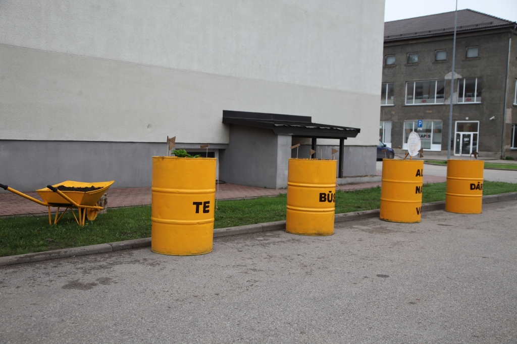 Dodoties garām “Alternatīvajam dārzam”, ikviens ir aicināts palūkoties, vai nav nepieciešams padzirdīt kādu tā zaļo iemītnieku. 
Autors: Gatis Bogdanovs