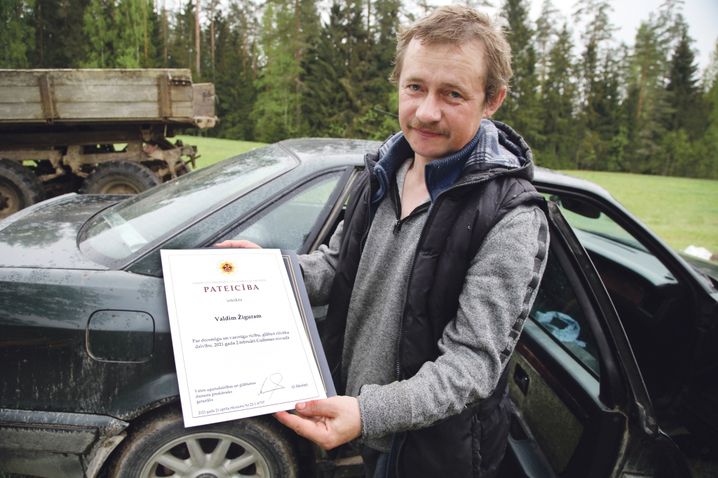 Valdis Žīgurs par Valsts ugunsdzēsības un glābšanas dienesta Pateicības rakstu saka: “Patīkami ir, bet tas nemaina lietas būtību. Es jau viņiem (VUGD - red.) teicu, ka nav vajadzības pasniegt pateicību, jo otrs cilvēks palika neizglābts.”     
Autors: Gatis Bogdanovs