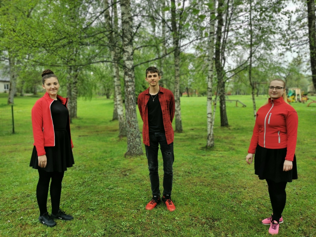 E-svētkos – 15 Gulbenes novada skolēnu deju kopas. Šonedēļ notika lielkoncerta videoklipa “Svinēt sauli” ieraksta veikšana. Šis videodarbs plānots kā viens no attālinātās skolu jaunatnes dziesmu un deju svētku svinēšanas variantiem, kurš apvienos visus deju kolektīvus Latvijā.  “Būs citādāk, pietrūks šīs enerģijas, kas jūtama, kad esi klātienē,” saka lizumnietis Niks Ozoliņš, bet ar prieku iemācījies visus lielkoncerta “Svinēt sauli” deju soļus un kopā ar Elzu Dūti (no kreisās) un Signi Upenieci tos nodejoja ceturtdien “Zoom”.
Autors: Viktorija Slavinska-Kostigova