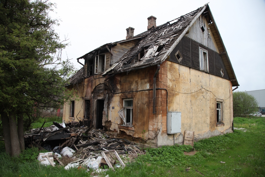 Ilgāk deputāti vairs nespēj noskatīties uz Gulbenes graustu Līkajā ielā 13. Īpašnieks domi nav klausījis, teritoriju nav sakārtojis. Tagad pašvaldība grib rīkoties pati. Tuvojas pašvaldības vēlēšanas, un iedzīvotāji var slēgt savstarpējas derības: būs vai nebūs šī māja nojaukta līdz 5.jūnijam.
Autors: Gatis Bogdanovs