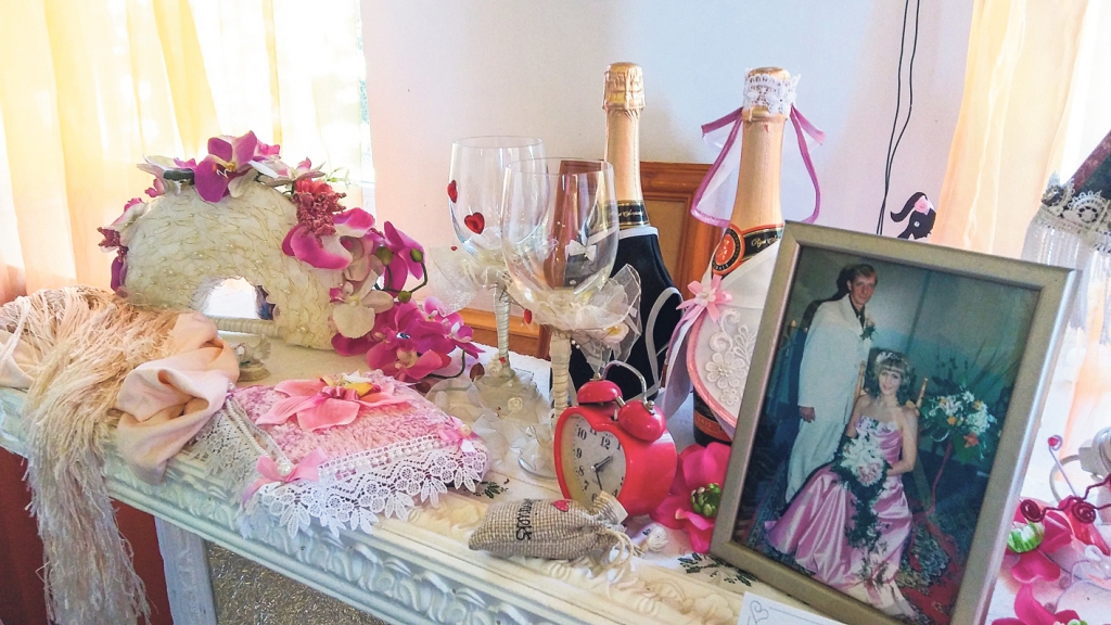 Starp kāzu kleitām var ieraudzīt arī dažādus kāzu atribūtus, piemēram, pudeļu un glāžu noformējumus, medaļas, dziesmu grāmatas un citas lietas.
Autors: Pārsla Konrāde