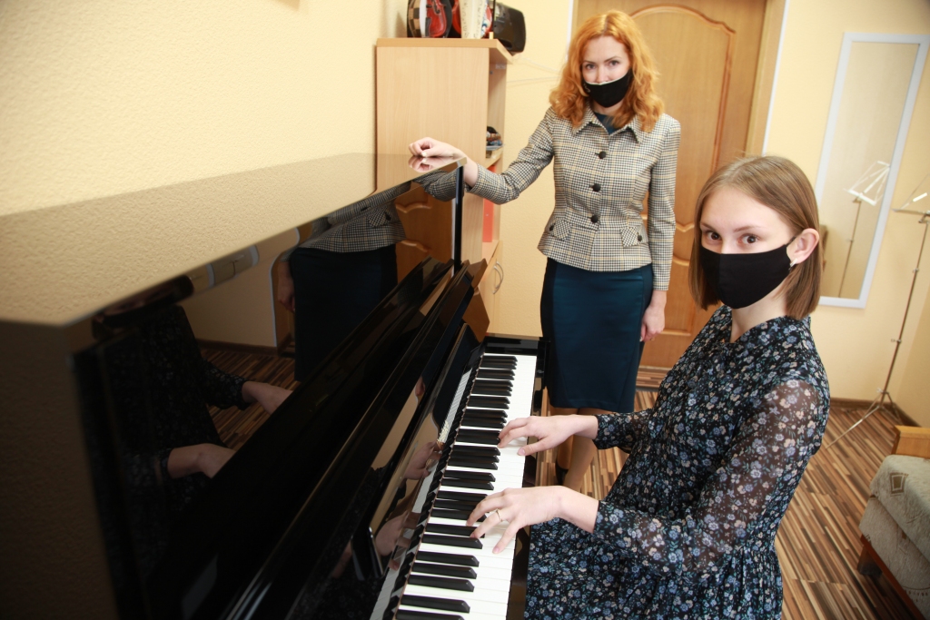 Šogad skolas beidzējiem ir iespēja gatavoties noslēguma eksāmeniem ar jaunu instrumentu. Pavisam cits skanējums ir jaunajām pianīnam, par to prieks Viktorijai Ločmanei un viņas skolotājai Janai Baldonei.
Autors: Gatis Bogdanovs