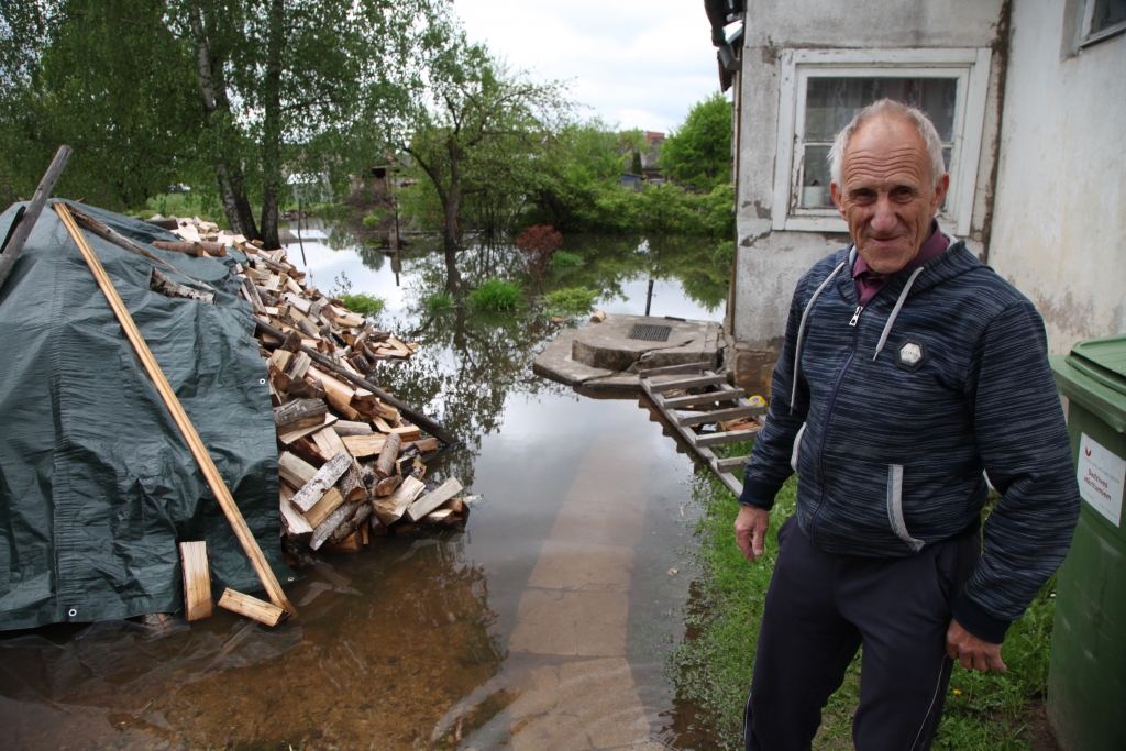 Nepietiek tikai ar avārijas situācijas novēršanu. Līkajā ielā vairākām mājām allaž ir plūdi pēc ilgstošiem nokrišņiem. 24.mājas saimnieks Andris Gaujenietis tic, ka risinājums būs, kaut arī ēka vietām no iekšpuses pelē un arī grīda ir iesēdusies.
Autors: Gatis Bogdanovs