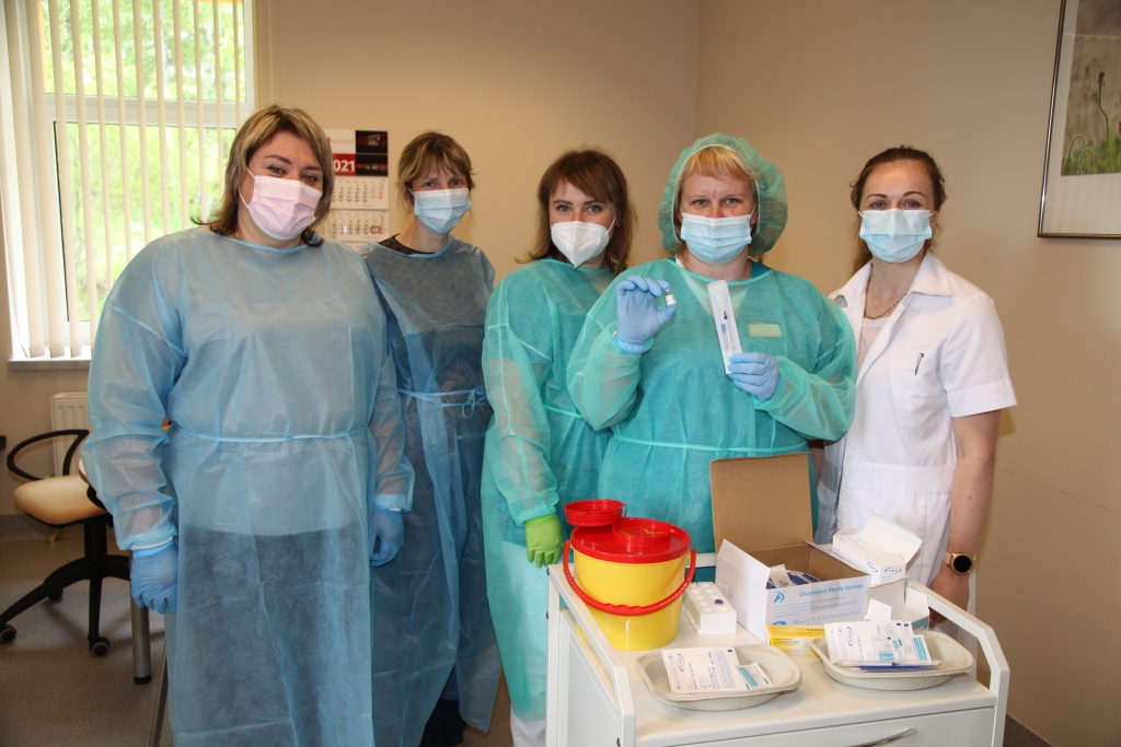 Ja cilvēki pieteiksies vakcinācijai, tad apvienība turpinās plānot un organizēt grupu vakcināciju, kā tas notika sestdien, 22.maijā. Vakcinācijas procesu veica (no kreisās): Inga Vorobjeva, Dina Dzerkale, Sandra Gaidova-Uzuliņa, Natālija Petrova, Agnese Krigerte.
Autors: Gatis Bogdanovs