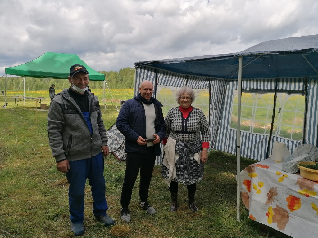 Elfrīda, Jānis un Arnis Graudiņi labprāt atvēlēja izmantot sacensībām savu dīķi.
Autors: no personiskā arhīva