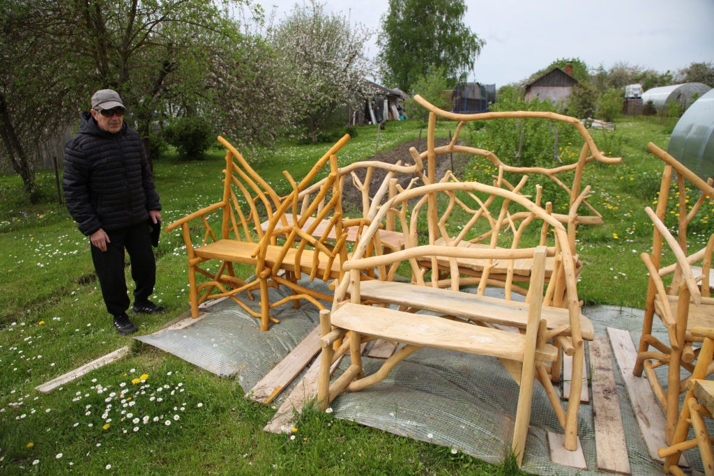 Lai izgatavotu vienu piknika krēslu, Pēteris Borodkins darbam velta 20 līdz 30 stundu. Viņaprāt, vislabāk tie iederas dārzā.
Autors: Gatis Bogdanovs