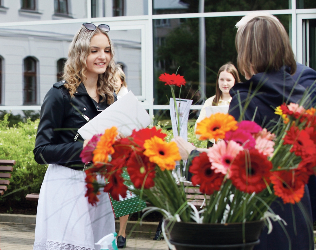 Mēs lepojamies! Arī šogad Gulbenes novada pašvaldība godināja tos skolēnus un skolotājus, kuri šajā mācību gadā guvuši panākumus. Otrdien pašvaldības pārstāvji devās uz skolām, lai suminātu 23 Gulbenes novada skolēnus – Valsts izglītība satura centra organizēto olimpiāžu un skolēnu zinātniskās pētniecības darbu konferences laureātus un viņu skolotājus. Starp labākajiem – arī Gulbenes novada vidusskolas skolniece Agnese Beča.
Autors: Gatis Bogdanovs