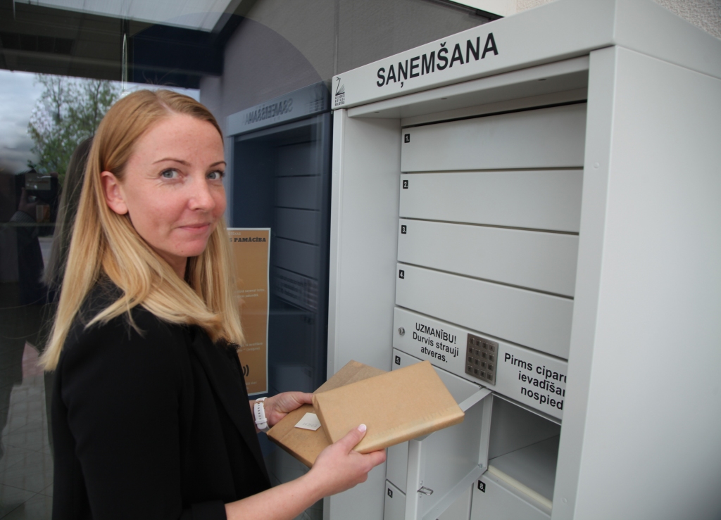 Grāmatu pakomāts pie Gulbenes novada bibliotēkas atgādina ierastos pakomātus. Gulbenes novada bibliotēkas darbiniece Liene Baranovska stāsta, ka pakomāts tiek piepildīts atkarībā no pieprasījuma.
Autors: Gatis Bogdanovs