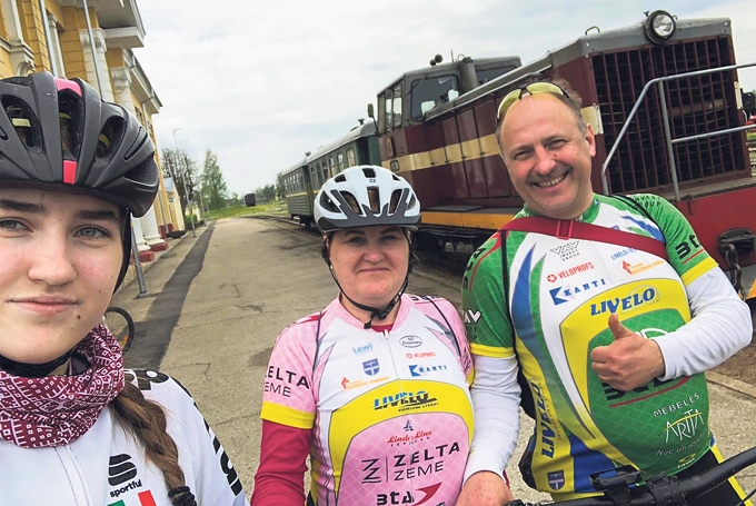 Riteņbraukšanas sacensībās “Apsteidz tvaiku!” piedalījās arī komanda no Līvāniem. SJ jaunietēm 3.vietā ierindojās Anna Gabriela Skrūzmane.
Autors: no privātā arhīva