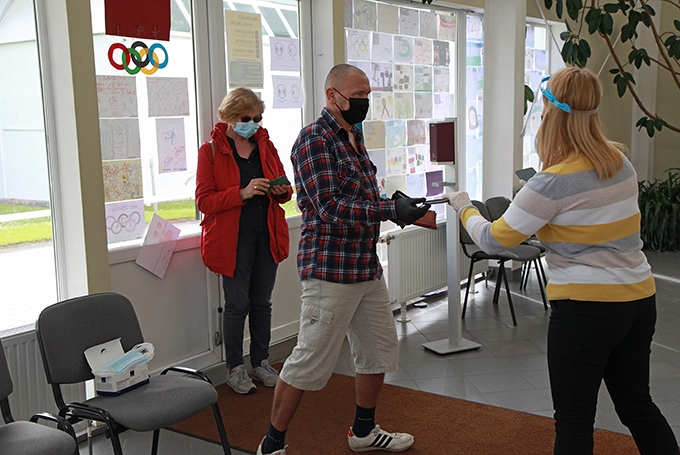 Vakar, 31.maijā, sākās iepriekšējā balsošana pašvaldību vēlēšanās, kad bija iespējams nobalsot no pulksten 16.00 līdz 20.00. Iepriekš varēs nobalsot arī 3.jūnijā no pulksten 9.00 līdz 16.00 un 4.jūnijā no pulksten 13.00 līdz 20.00. Centrālā vēlēšanu komisija uzsver, ka šo iespēju īpaši aicināti izmantot vēlētāji, kuri ir Covid-19 riska grupā, jo iepriekšējās balsošanas dienās iecirkņos parasti ir mazāks balsotāju skaits. “Dzirkstele” novēroja, ka pirmais vēlētājs ieradās īsi pirms pulksten 16.00. Pēc pulksten 16.00 cits pēc cita ieradās nākamie vēlētāji, arī tagadējā deputāte Ieva Grīnšteine un Gaidis Dille. Vēlēšanu iecirknī vēlēšanu komisijas darbinieks noskenē vēlētāja pasi vai personas apliecību un pārliecinās, ka vēlētājs ir iekļauts attiecīgās pašvaldības vēlētāju sarakstā un reģistrā jau nav atzīmes par viņa piedalīšanos vēlēšanās.
Autors: Gatis Bogdanovs