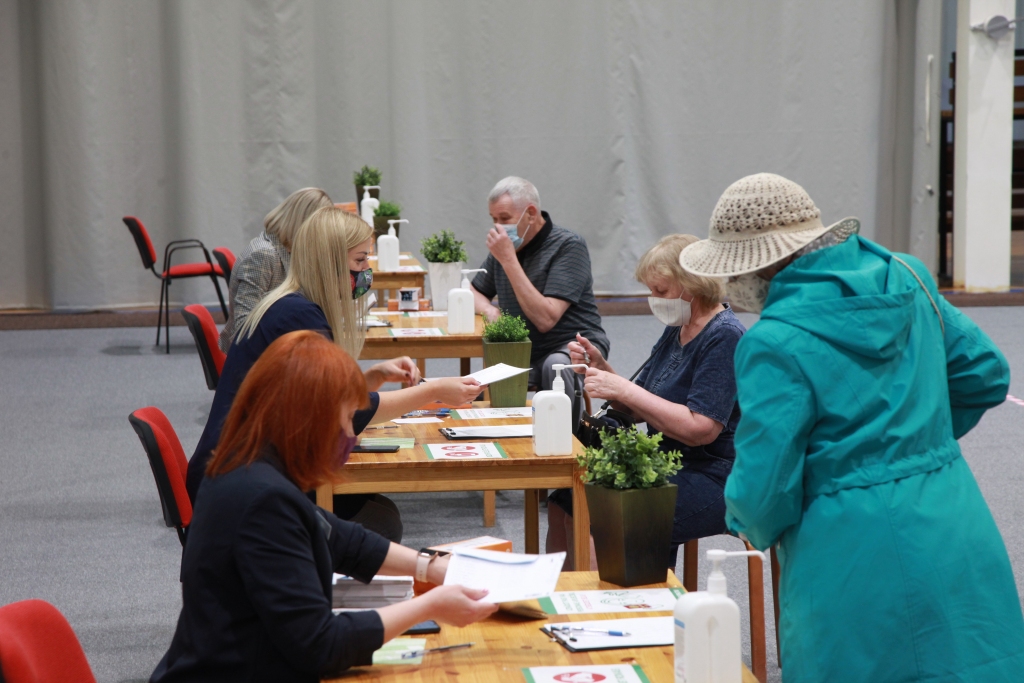 Abos Gulbenes vēlēšanu iecirkņos pirmajā iepriekšējās balsošanas dienā savu izvēli izdarīja 69 vēlētāji, otrajā - 277.
Autors: Gatis Bogdanovs