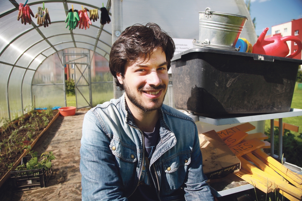 Frančesko kopā ar bērnudārza audzēkņiem siltumnīcā pavasarī iesēja zaļumus, salātus, sastādīja arī tomātus un gurķus, par kuriem tagad jārūpējas. Ikdienā jaunietis palīdz arī daudzos āra darbos - gan dārza paplašināšanā, gan zemes uzrakšanā, gan velēnas noņemšanā.
Autors: Gatis Bogdanovs