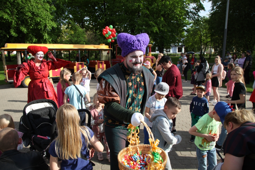 1.jūnijā, Starptautiskajā bērnu aizsardzības dienā, Gulbenē bija ieradies Karalienes galma vilciens, tas apmeklēja bērnudārzus un piestāja arī centrālajā skvērā. Bērni meklēja Āksta pazudušo prieku, vun beigās visi bija priecīgi un laimīgi, jo šādas atrakcijas sen nebija piedzīvotas.
Autors: Gatis Bogdanovs