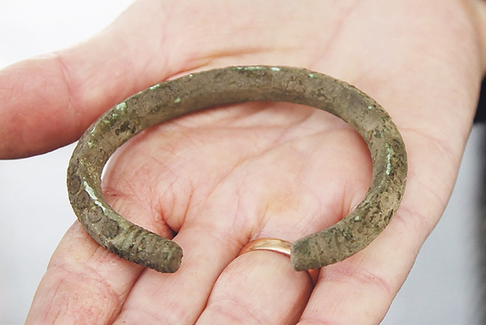 Starp atrastajām senlietām ir arī kaklariņķis un sešas aproces, starp tām viena ar sašaurinātiem galiem un skaistiem ornamentiem, kas ir ļoti raksturīgi tieši 2.,3.gadsimtam – agrajam dzelzs laikmetam.