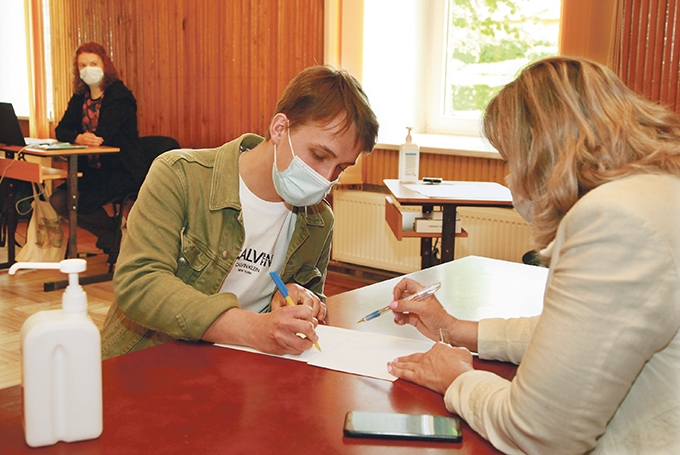 Centrālās vēlēšanu komisijas apkopotā informācija liecina, ka 3.jūnijā Tirzas kultūras namā nobalsoja astoņi vēlētāji.
Autors: Gatis Bogdanovs