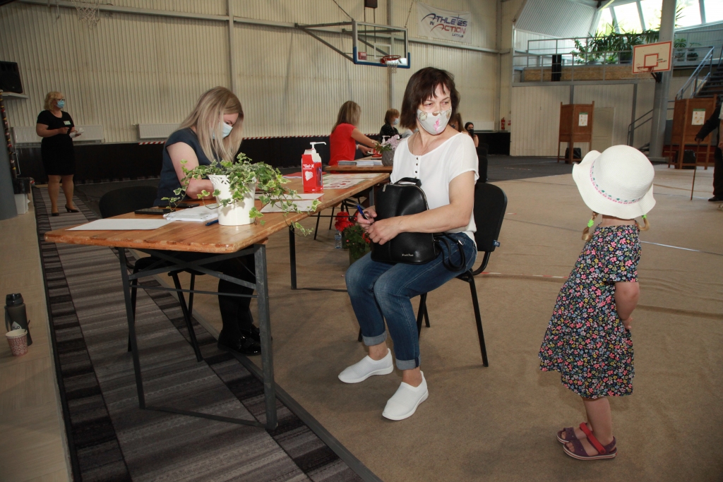 pienākums balsot ir jāieaudzina jau no bērna kājas, kā to dara Gulbenes mūzikas skolas pasniedzēja Ligita Jarusova-Plešanova (centrā). 
Autors: Gatis Bogdanovs