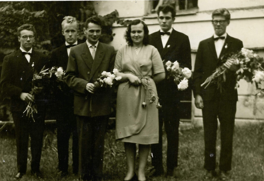 Sacensību fotogrāfiju nav. Pagājušā gadsimta sešdesmitajos gados uz sacensībām fotoaparātus neviens līdzi neņēma. Fotografējās svinīgos brīžos. Attēlā: 1963.gadā, beidzot Lizuma vidusskolu, skolotāji Jāzeps un Gaļina Odumiņi kopā ar skolas aktīvākajiem sportistiem: Viesturu Grozgalvi (no kreisās), Pēteri Treju, Alni Liepiņu un Uldi Rudzīti.
Autors: no personiskā arhīva