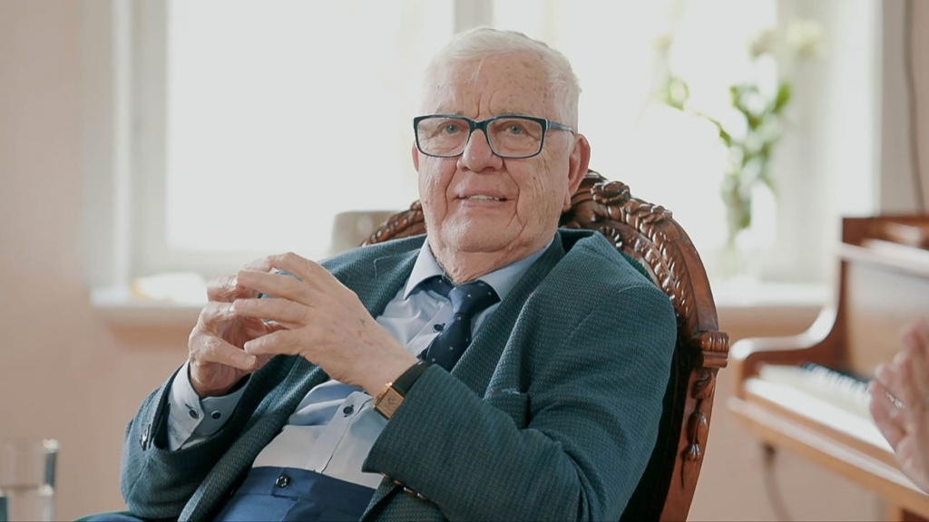 “Nekad neesmu atļāvies izturēties nicīgi, atsakoties braukt uz kādu lauku kultūras namu vai kādu koncertu laukos. Esmu izbraukājis visu Latviju krustām šķērsām, spēlējis uz visneiedomājamākajiem instrumentiem, tāpēc ka es cienu tos cilvēkus, kas nāk manī klausīties,”saka R.Pauls.
Autors: no O.Vācieša muzeja