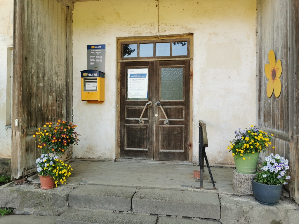 Jaungulbenes pagasta iedzīvotāji uz pasta nodaļu pašlaik var doties katru darbdienu  no pulksten 8.00 līdz 13.30 (pirmdienās līdz 11.30). Mazā apmeklējuma dēļ no 28.jūnija iedzīvotājiem pasta durvis būs atvērtas darbdienās tikai vienu stundu - no pulksten 14.00 līdz 15.00.
Autors: Viktorija Slavinska-Kostigova