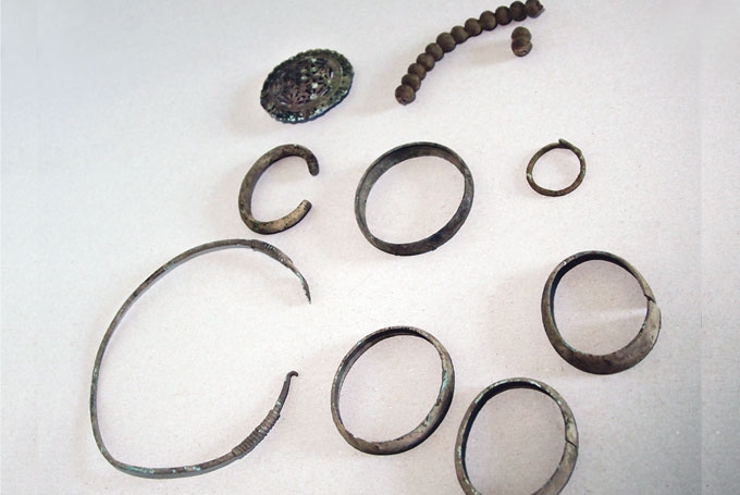 “Pēc izmēriem spriežot, rotas varētu būt ne tikai sievietēm. Lielākās aproces tikpat labi varētu būt arī vīriešiem,” saka
Mārcis Kalniņš, Latvijas Arheologu biedrības vadītājs.
Autors: Gatis Bogdanovs