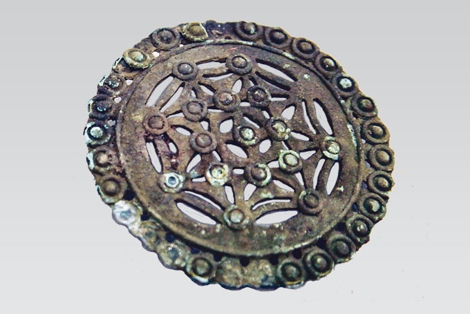 Atrastā sakta ir ripassakta ar zvaigžņu motīvu ornamentā. Tarandu kapos Latvijas ziemeļu daļā līdz šim zināmas 23 ripassaktas, tātad šī varētu būt 24. Tām ir dažādi ornamenti. Pēc arheologa teiktā, šī Latvijas teritorijai ir unikāla sakta.
Autors: Gatis Bogdanovs