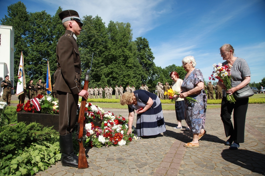 14.jūnijs – to nedrīkst aizmirst. Lai arī lieli publiski pasākumi šoreiz nebija paredzēti, arī šogad Komunistiskā genocīda upuru piemiņas dienā, pieminot 1941.gada 14.jūnija notikumus, ziedi gūla gan pie pieminekļa Gulbenes dzelzceļa stacijā, no kurienes pirms 80 gadiem izsūtīja apkārtnes iedzīvotājus, gan arī Litenes kapos Latvijas virsnieku piemiņas vietā. 
Autors: Gatis Bogdanovs