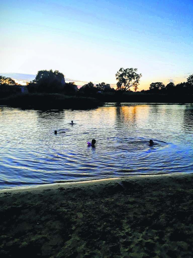 Peldei vasaras saulgriežu naktī piedēvē īpaši maģisku spēku: tā vairo labklājību, auglību, veselības spēku, palīdz fiziski un garīgi attīrīties. Diemžēl mūsdienās bieži vien šis rituāls tiek veikts alkohola reibumā un nes sev līdzi nevis veselību, bet traumas vai pat nāvi. 
Autors: Ilze Šķietniece
