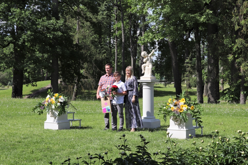 Izlaidumā Vecgulbenes muižas parkā bija iespējams katrai ģimenei būt kopā ar savu absolventu, ievērojot distanci no citiem, pašiem organizējot fotografēšanos. Gulbenes Mākslas skolas 6. klases audzēknis Jorens Dukurs kopā ar savu ģimeni pēc apliecības saņemšanas.
Autors: no mākslas skolas arhīva