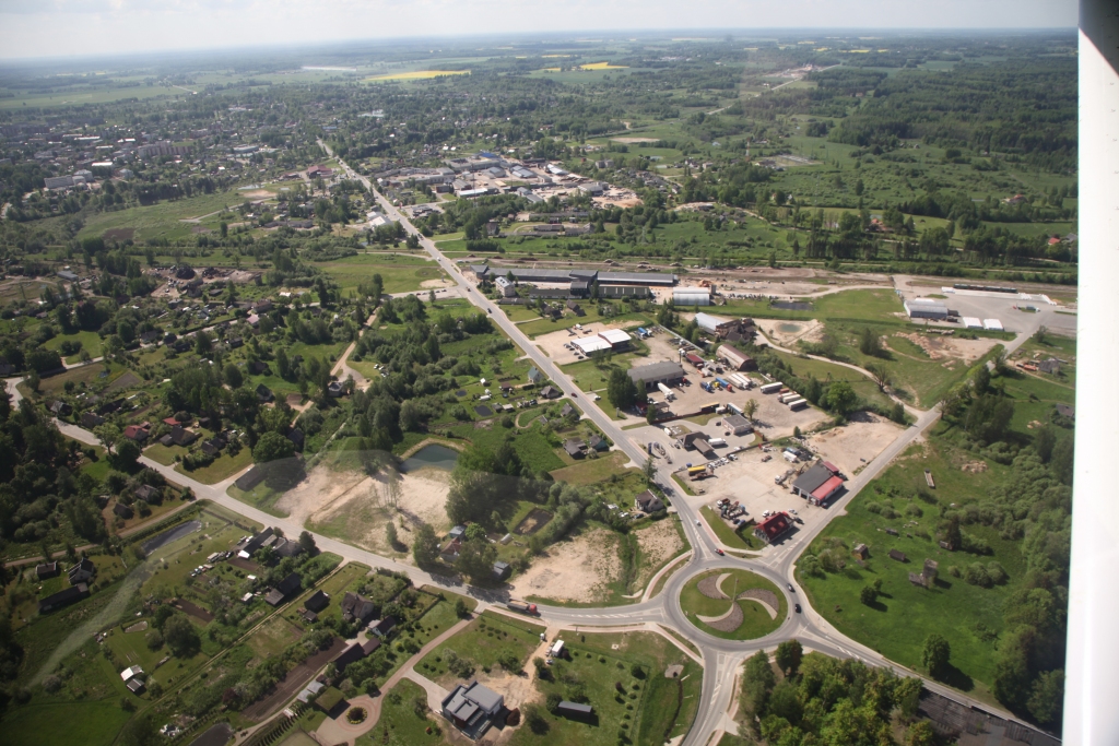 Piepilda savu bērnības sapni. Lejasciemietim Jānim Naglim bija sapnis kļūt par lidotāju, un agrāk vai vēlāk viņš to ir piepildījis. Tagad ar savu “Spārīti” viņš bieži redzams debesjumā. Arī “Dzirksteles” fotokorespondents Gatis Bogdanovs devās līdzi Jānim ceļojumā virs novada ārēm un iemūžināja skaistas ainavas. Attēlā: ievērības cienīgs Gulbenes objekts – rotācijas aplis.