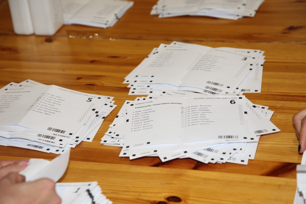 Starp 15 Gulbenes novada domē ievēlētajiem deputātiem sešiem ir 1.numurs savas partijas sarakstā, diviem ir 2.numurs, diviem 3.numurs. Pārējie savas partijas sarakstā startējuši ar 7., 8., 10. un 18.kārtas numuru, bet tas netraucēja tikt ievēlētiem.
Autors: Gatis Bogdanovs