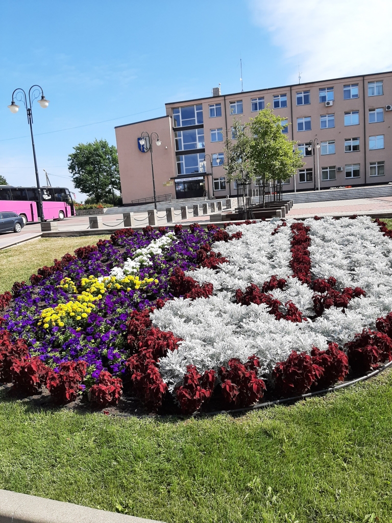 Ludzas ģerbonis redzams ne tikai uz pašvaldības ēkas, bet arī puķu dobē.