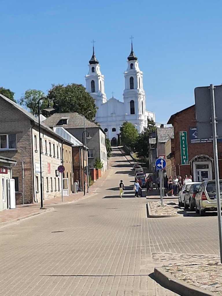 Ludzas Jaunavas Marijas debesīs uzņemšanas Romas katoļu baznīca tieši tā izskatās arī filmā “Pilsēta pie upes”.