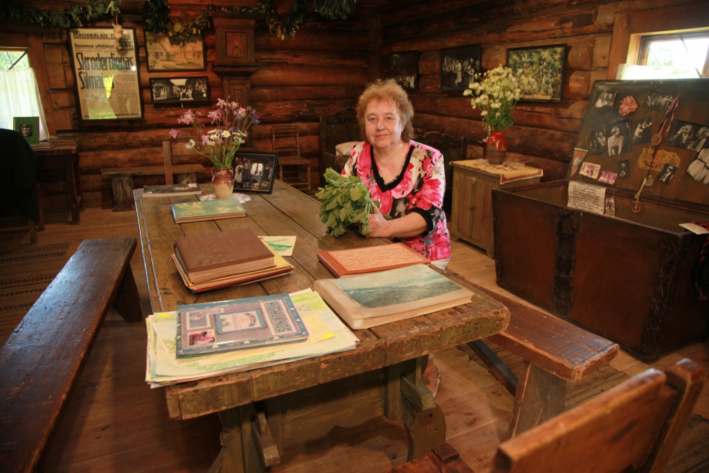 Tieši pirms 35 gadiem tika atklāts vienīgais muzejs, kas stāsta par vienu izrādi, kura ir spēlēta uz dažādām skatuvēm daudzu teātru iestudējumos. Muzeja vadītājai Sandrai Ārei 33 gadi šajā darbā bijuši raibi un interesanti kā pašas “skroderdienas”.