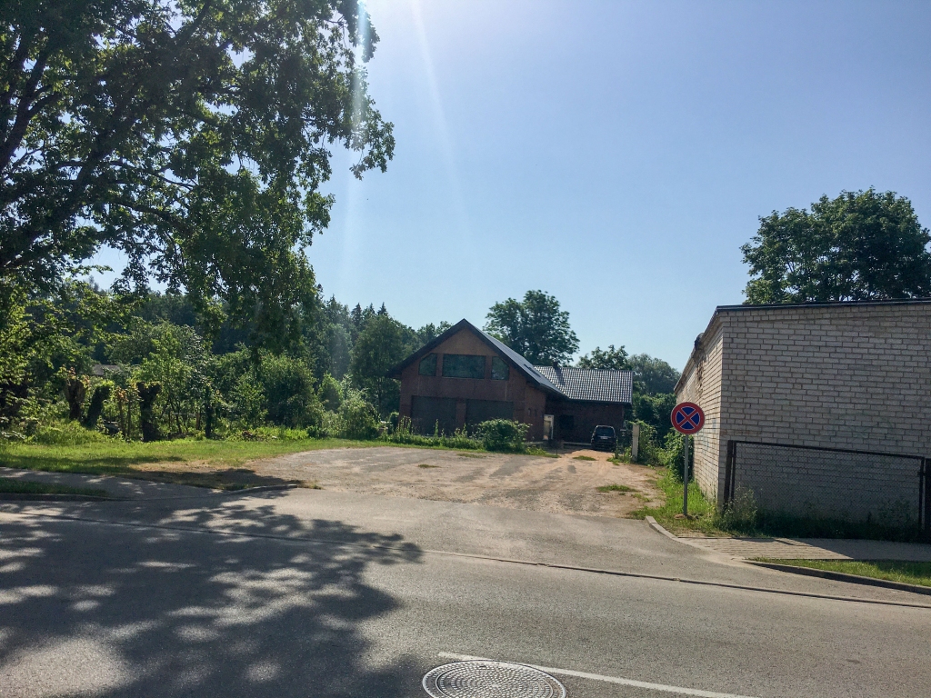 Strīda ābols – sadrupis asfaltseguma zemesgabals Gulbenē, 
Ozolu ielā 2c. “Dzirkstele” novēroja, ka Zaļā tirdziņa laikā 19.jūnijā šajā laukumā bija novietotas automašīnas. Pilsētas pārvaldes vadītājs Gints Āboliņš agrāk tika akcentējis, ka laukums vajadzīgs arī šādam mērķim. Blakus esošās privātmājas saimnieks gribētu pirkt šo zemi. Pret to ir blakus esošo astoņu mazdārziņu (uz pašvaldības zemes) lietotāji. 
Autors: Gatis Bogdanovs