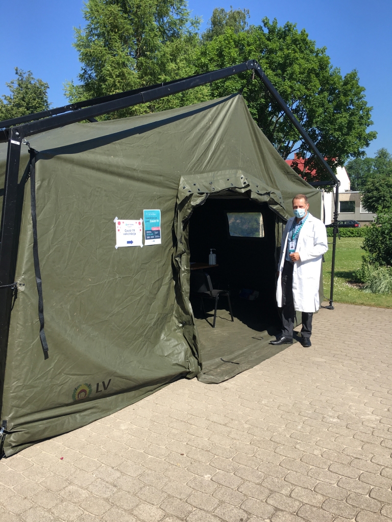 Sestdien rīta pusē pie vakcinācijas telts bija vērojama liela aktivitāte, kas, tuvojoties pusdienlaikam, mazinājās. 
Autors: Diāna Odumiņa