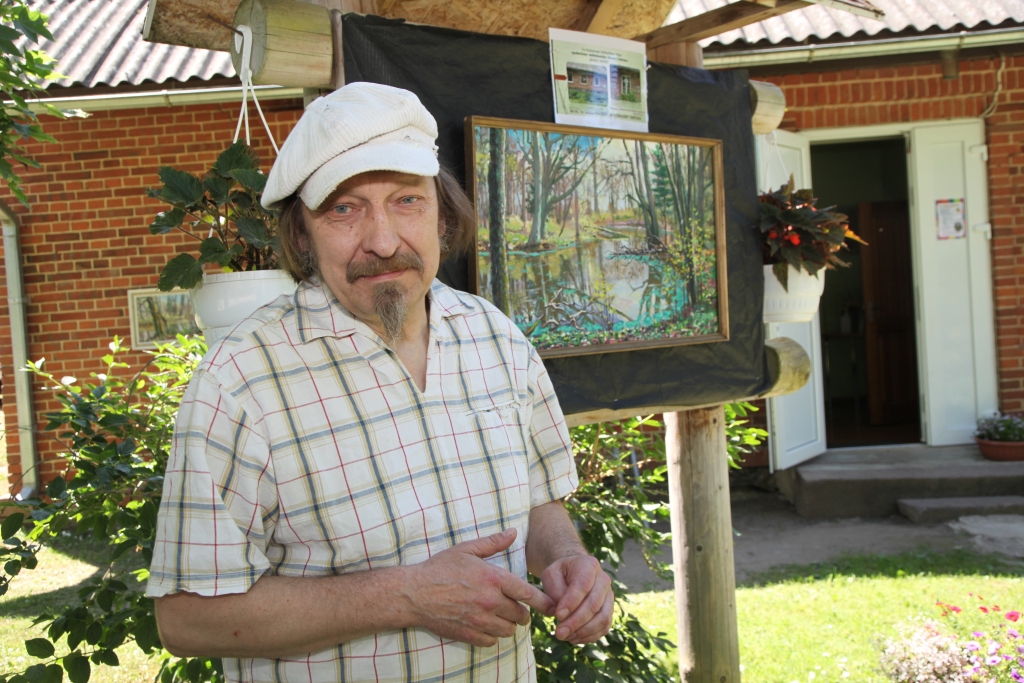 Mākslinieks Gunārs Indrāns ir veidojis gan dizainu, gan scenogrāfiju izrādēm, gan gleznojis. Tieši gleznošana lauku klusumā ļauj atgriezties mākslas un dabas pasaulē.
Autors: Gatis Bogdanovs